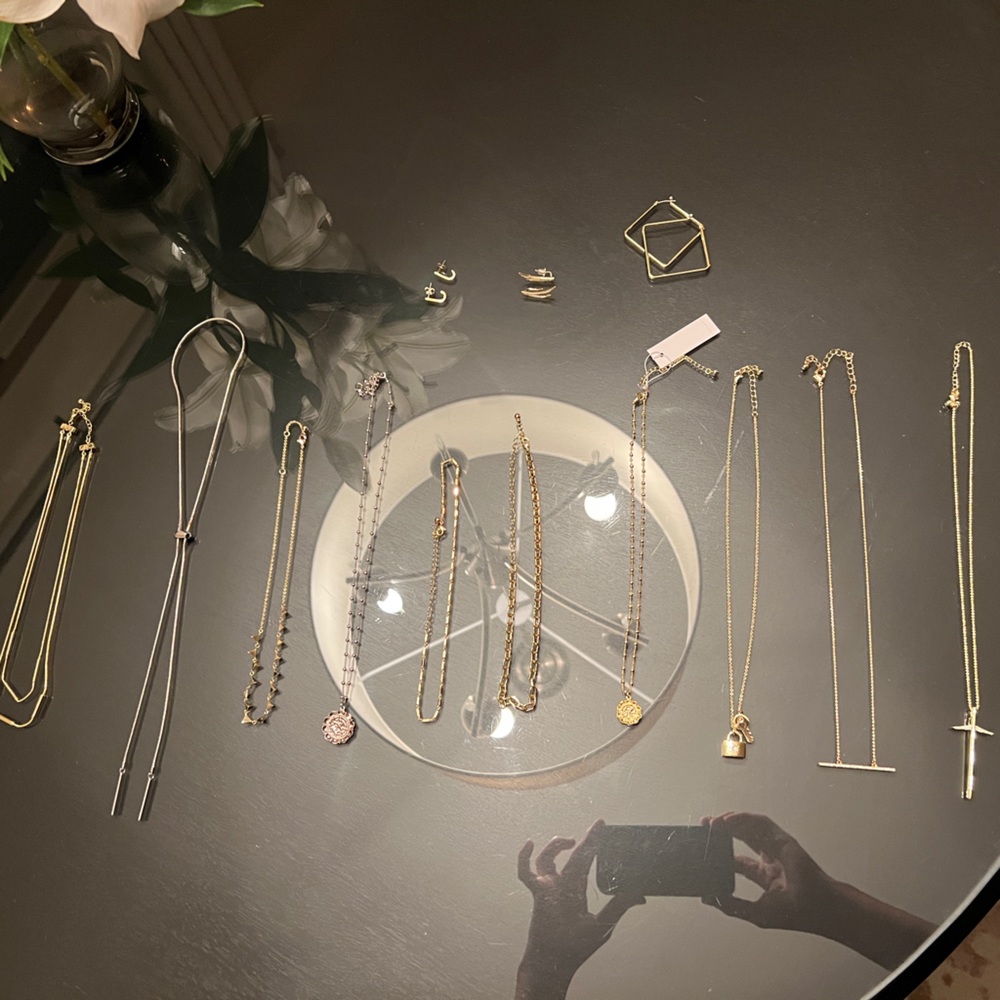 Uncommon James. Lot. Mix of gold and silver. 10 necklaces. 3 earrings.